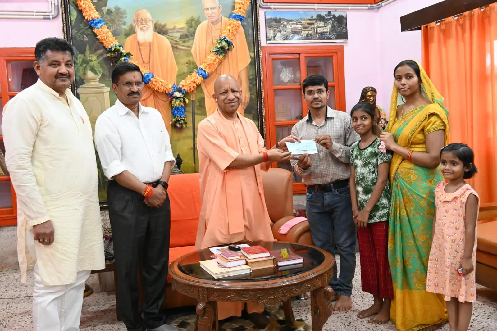 मुख्यमंत्री योगी ने आग लगने से प्रभावित दुकानदारों को दी आर्थिक सहायता