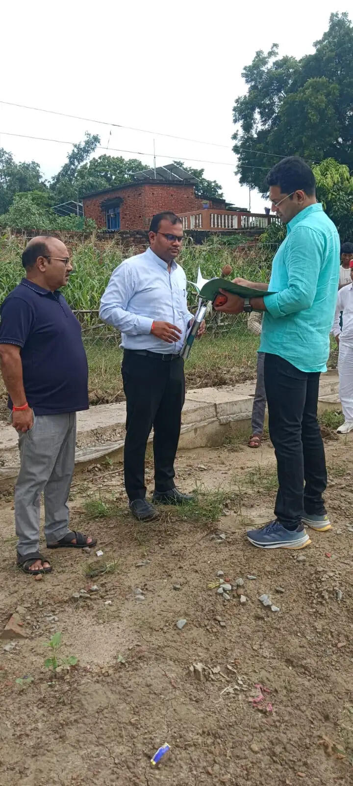 जिलाधिकारी ने कचगांव में विकास कार्यों का किया औचक निरीक्षण, ठेकेदार को नोटिस