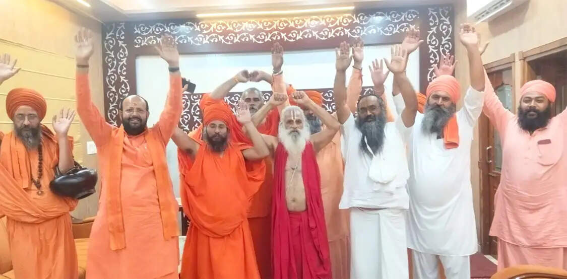 चंपत राय पर लगे आरोप विपक्ष की साजिश, संत समाज ने किया बचाव