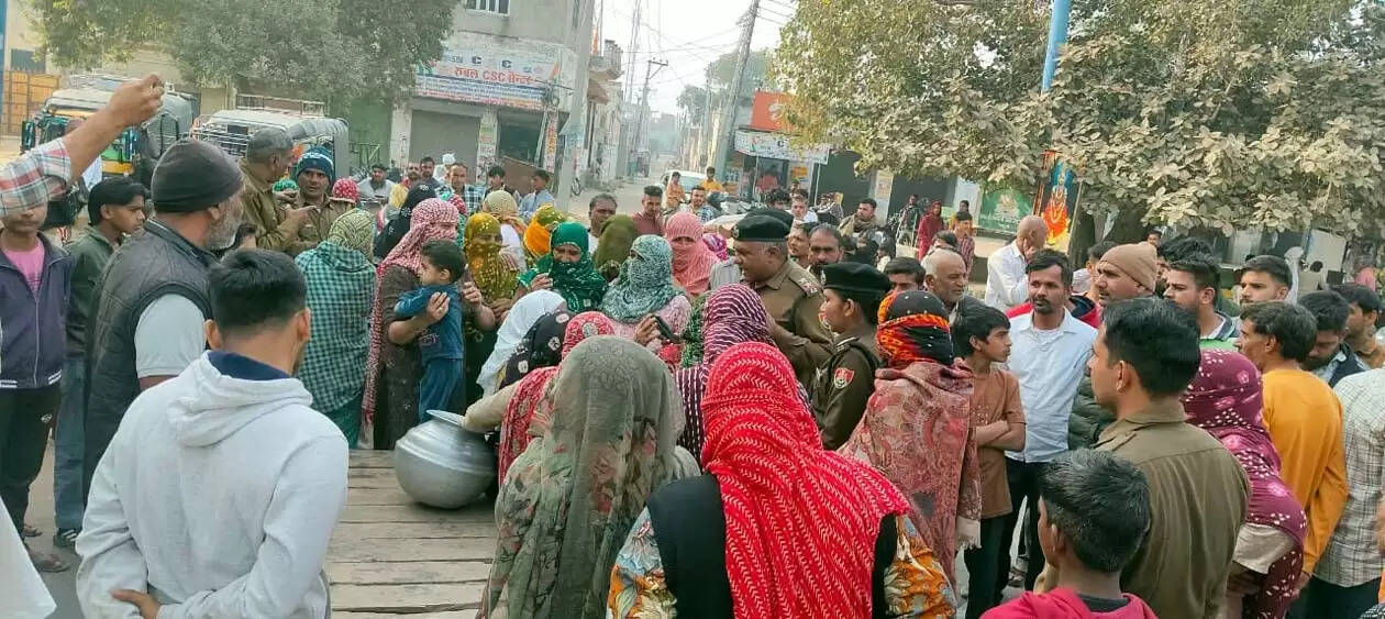 हिसार : दूषित पेयजल सप्लाई से भड़के ग्रामीणों ने किया भाटला-बरवाला रोड जाम