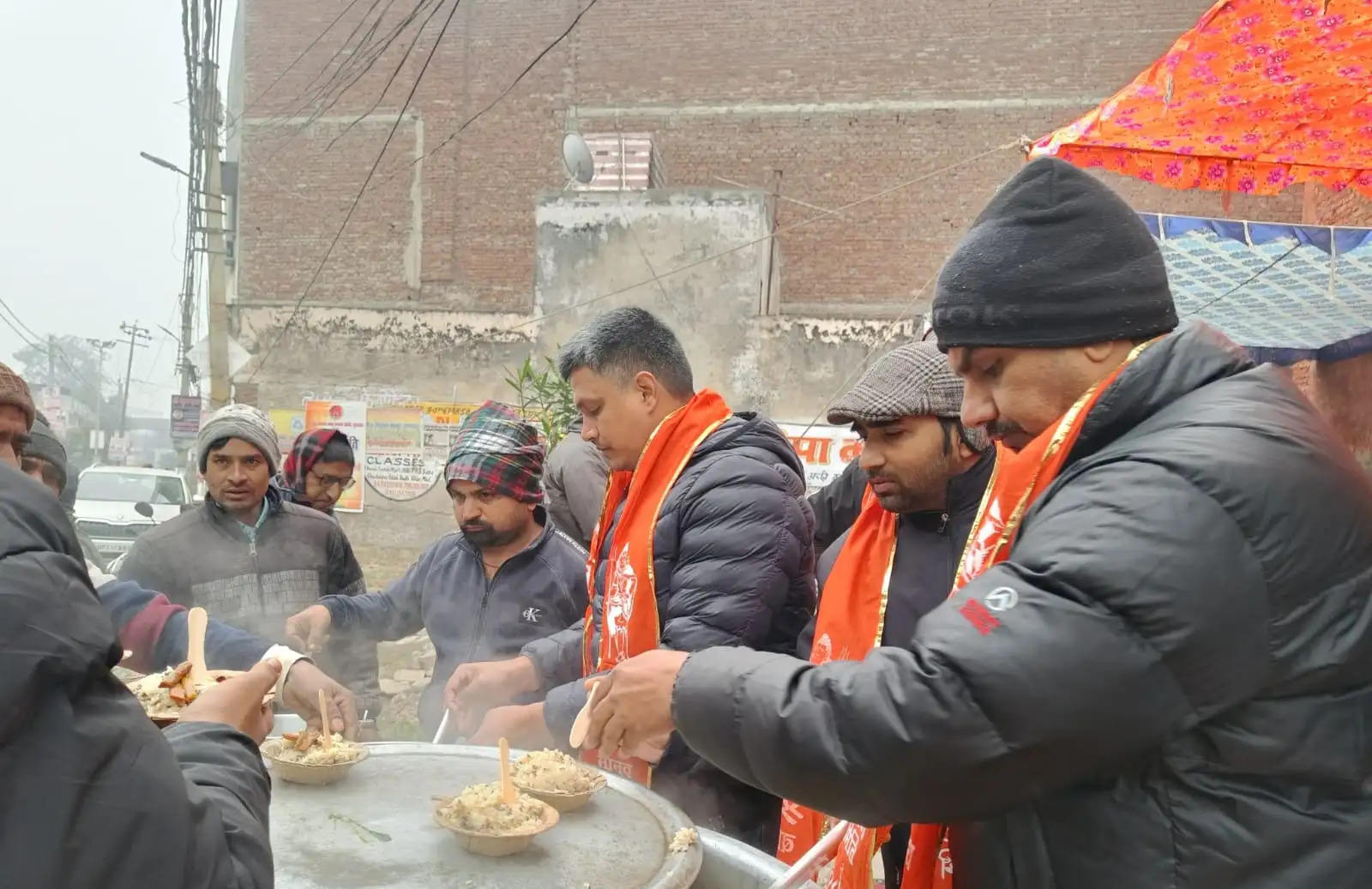 मुरादाबाद में धूमधाम से मना मकर संक्रांति, लोगों ने की खिचड़ी वितरित