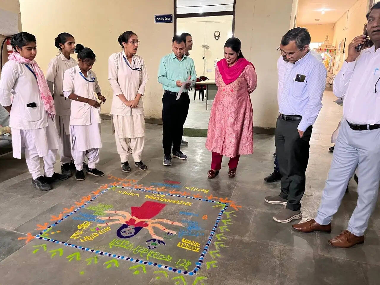 अंतरराष्ट्रीय महिला दिवस की पूर्व संध्या पर जागरूकता कार्यक्रम, बालिकाओं ने रंगोली-पोस्टर से दिया संदेश