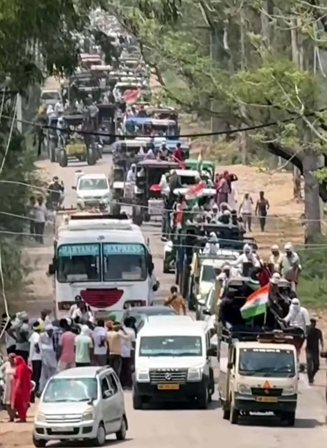 हांसी : चानौत जल आंदोलन के समर्थन में निकाला ट्रैक्टर मार्च, लघु सचिवालय पहुंच ग्रामीणों ने किया प्रदर्शन