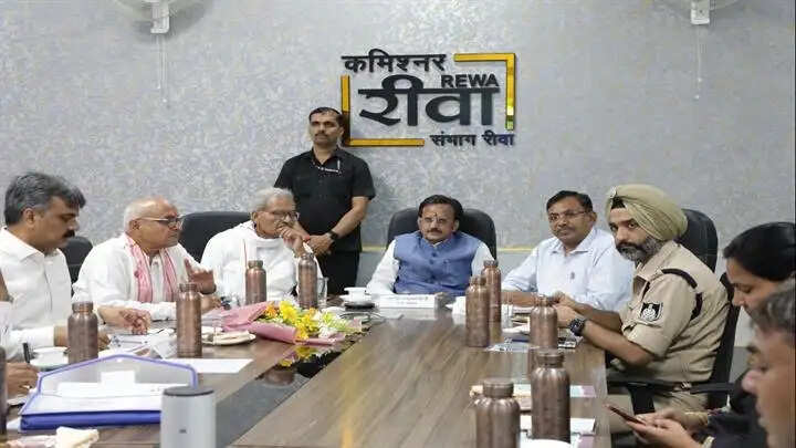 रीवाः उप मुख्यमंत्री शुक्ल ने की ललितपुर, सिंगरौली रेलवे लाइन के कार्यों की समीक्षा