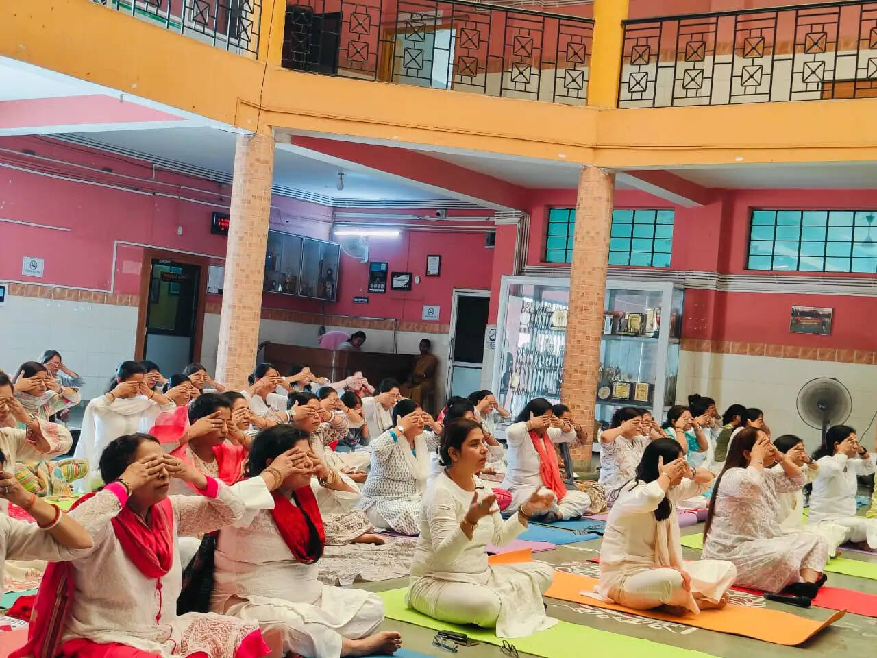 कैंब्रियन स्कूल में योग सप्ताह का समापन, विद्यार्थियों-अभिभावकों ने लिया नियमित योग का संकल्प