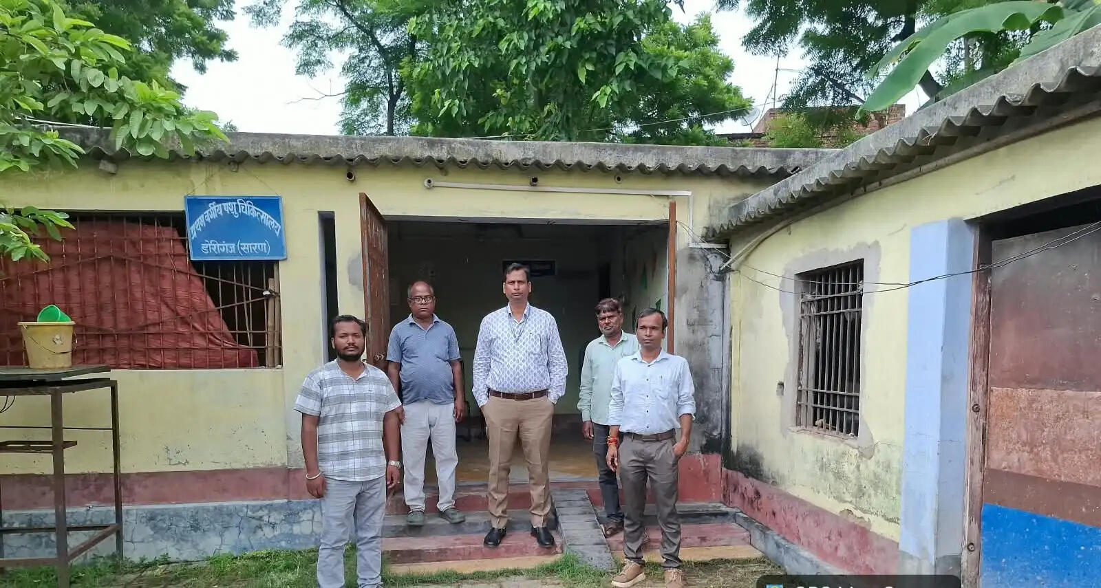 सारण में बाढ़ प्रभावित क्षेत्रों में पशुओं के स्वास्थ्य परीक्षण और चारे का प्रबंध तेज