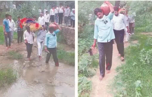 78 साल बाद भी श्मशान के लिए तरस रहा बघरोली, कीचड़ और नदी पार कर निकली शवयात्रा का वीडियो वायरल