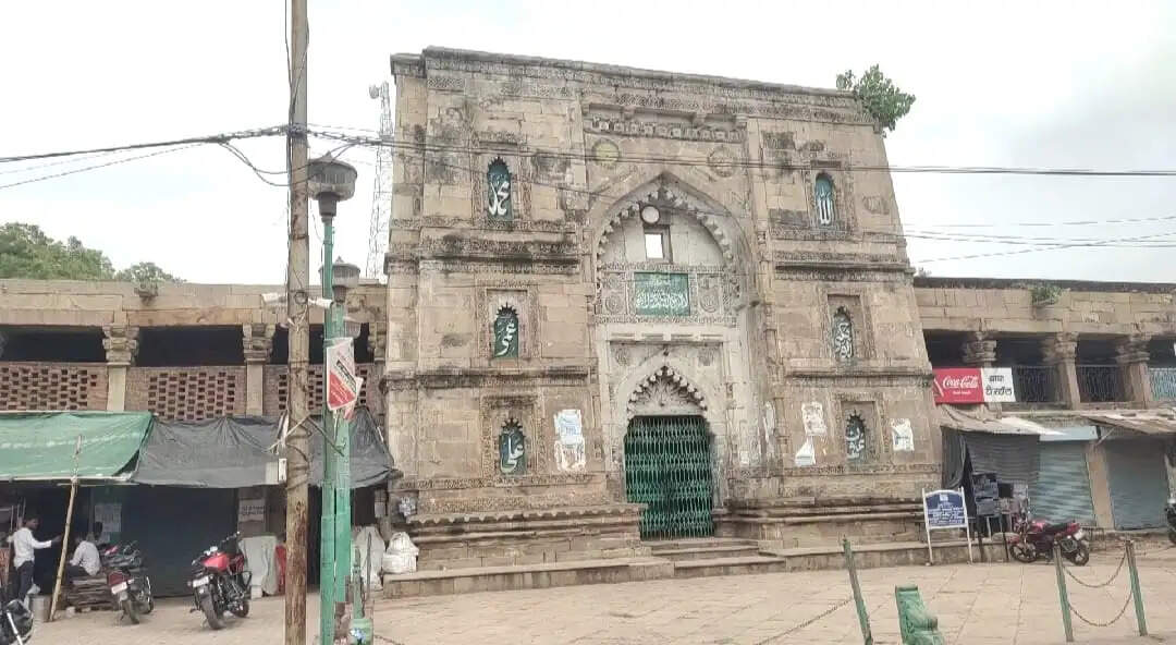 अटाला मस्जिद को लेकर वक्फ बोर्ड पीस कमेटी के प्रार्थना पत्र कों सिविल कोर्ट ने किया खारिज