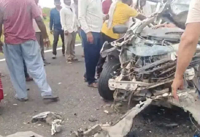 मप्र में दिल्ली-मुंबई एक्सप्रेस-वे पर ट्रक में घुसी बेकाबू कार, महाराष्ट्र के 4 लोगों की मौत