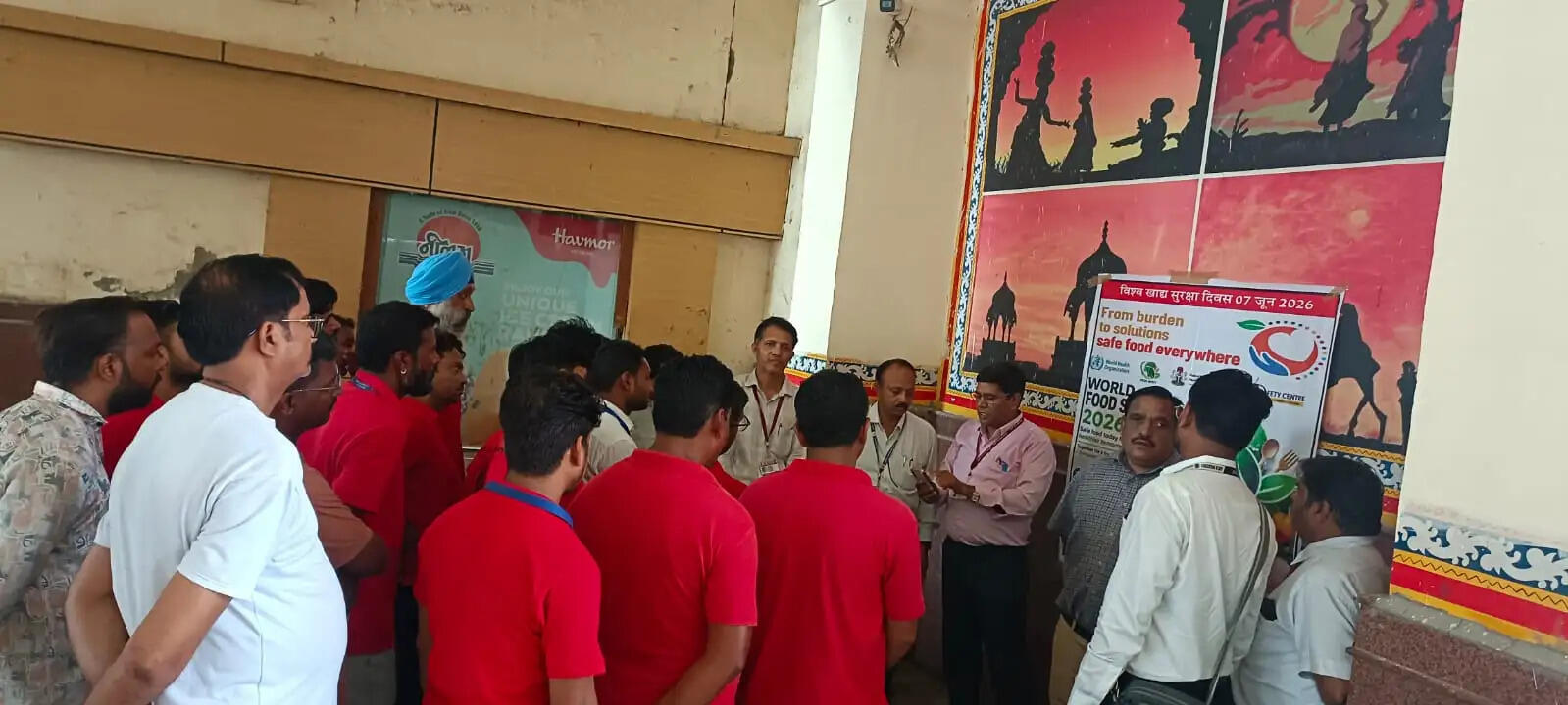 विश्व खाद्य सुरक्षा दिवस पर कोटा स्टेशन पर खाद्य स्टॉलों एवं ट्रॉलियों के विक्रेताओं को आवश्यक दिशा-निर्देश