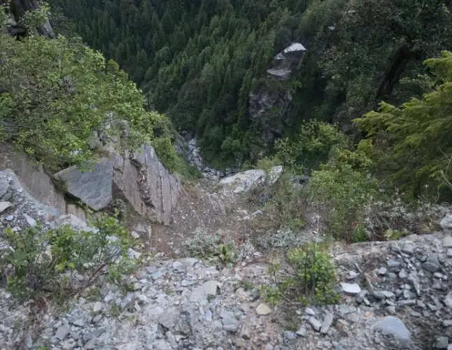 हिमाचल प्रदेश के चंबा में खाई में गिरी छतीसगढ़ के पर्यटकों की गाड़ी, आठ की मौत की आशंका