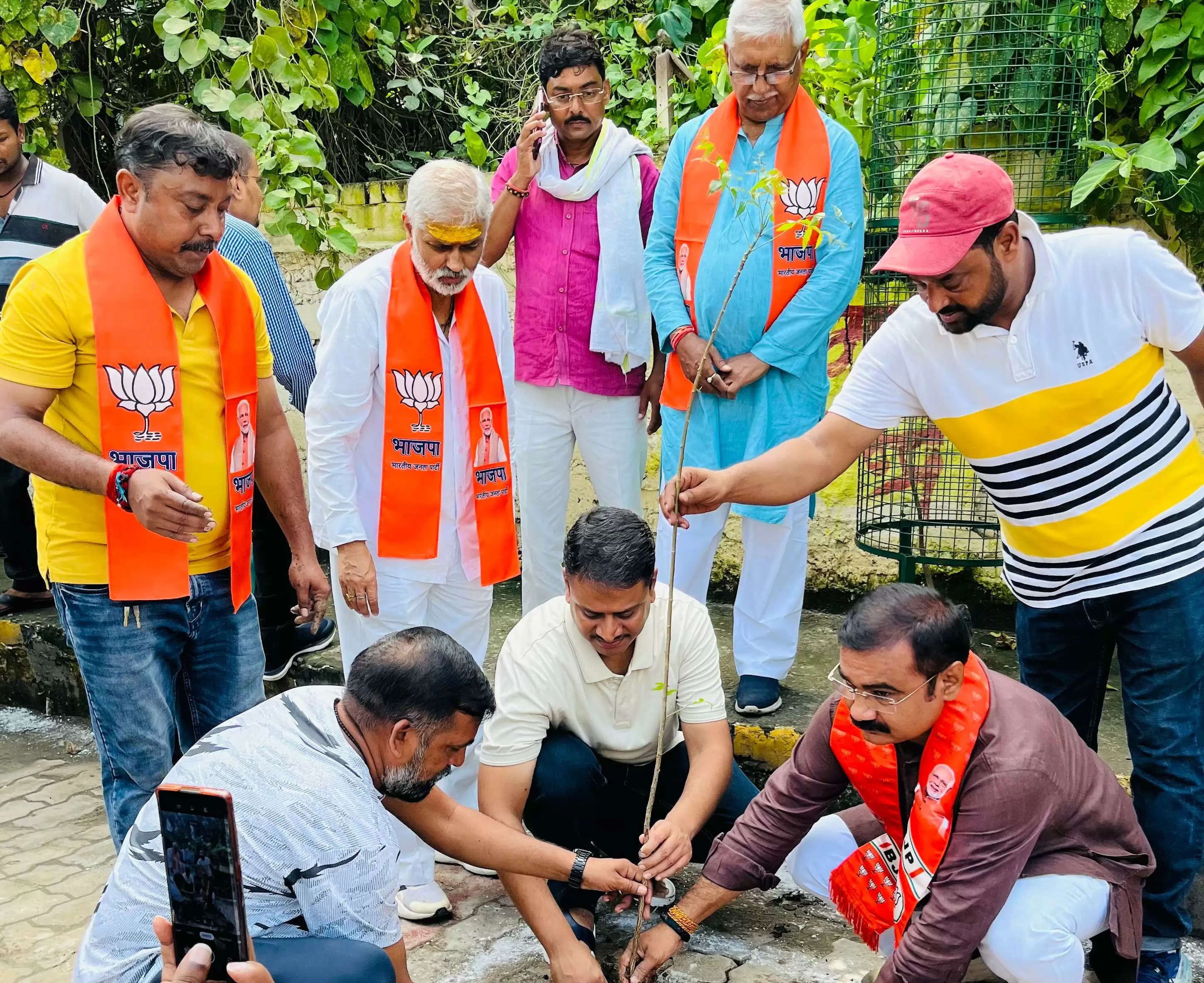 महापौर,प्रमुख सचिव नगर विकास व जिलाधिकारी ने किया पौधरोपण