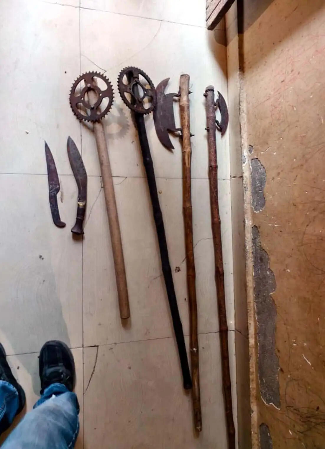 हिसार : मंदिर में छिपाकर रखे थे छह खतरनाक हथियार, पुलिस ने दबोचा आरोपी