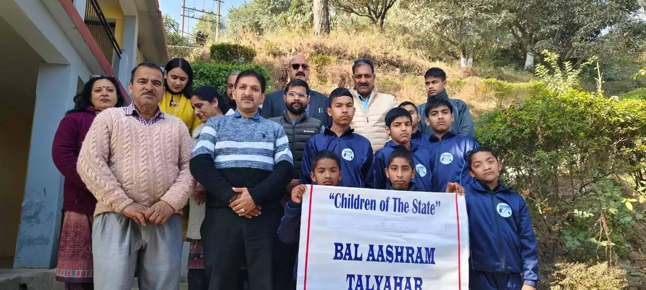 जयराम ठाकुर के जन्मदिन पर बाल आश्रम और छात्रावास में वितरित किए फल व कंबल