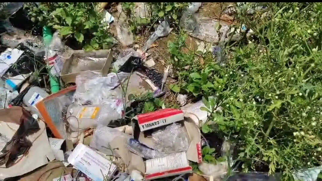 जौनपुर : नौपेड़वां सीएचसी अधीक्षक पर गिरी गाज,बायोमेडिकल कचरा निस्तारण में लापरवाही और अव्यवस्था मामले में हुआ तबादला