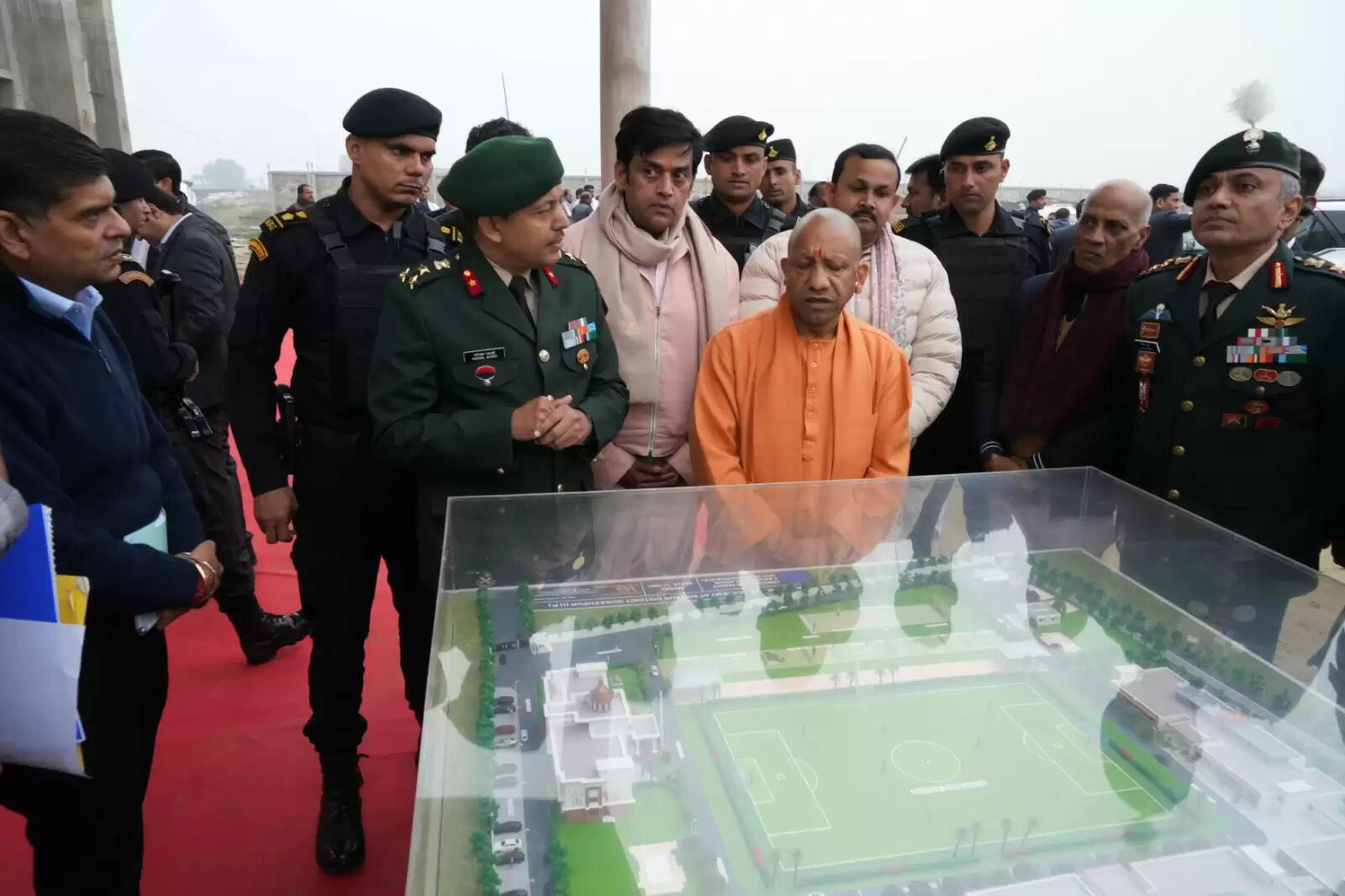 कार्य में लाएं तेजी, गुणवत्ता का रखें विशेष ध्यान : सीएम योगी