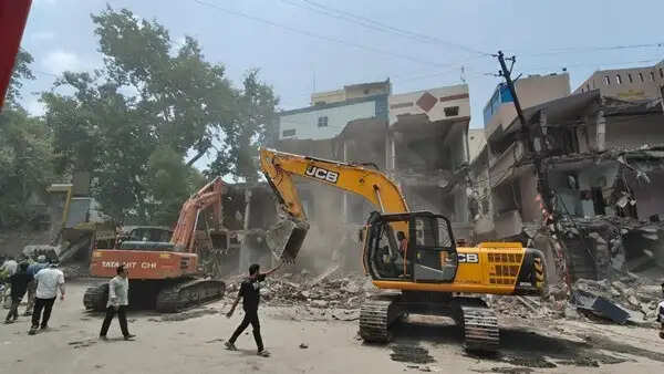 इंदौर में सड़क चौड़ीकरण के लिए बड़ी कार्रवाई, 80 से अधिक मकान हटाए गए, प्रभावित परिवारों ने पुनर्वास की मांग उठाई