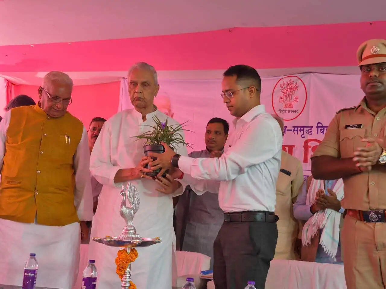 सोनपुर में उप मुख्यमंत्री बिजेन्द्र यादव ने सहयोग शिविर में सुनीं जन-समस्याएं