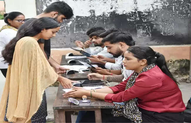 एचएसएससी के चेयरमैन हिम्मत सिंह ने जिला नूंह में सीईटी परीक्षा केंद्रों का किया निरीक्षण