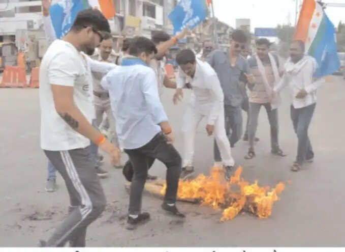 सतनाः एनएसयूआई ने किया प्रदर्शन, केंद्रीय मंत्री एवं चुनाव आयोग का फूंका पुतला
