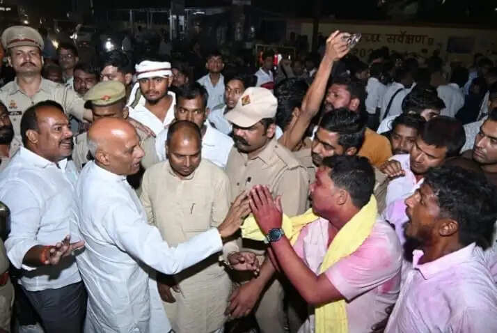 गोरखपुर : हाईटेंशन तार की चपेट में आने से तीन युवकों की दर्दनाक मौत, सात झुलसे