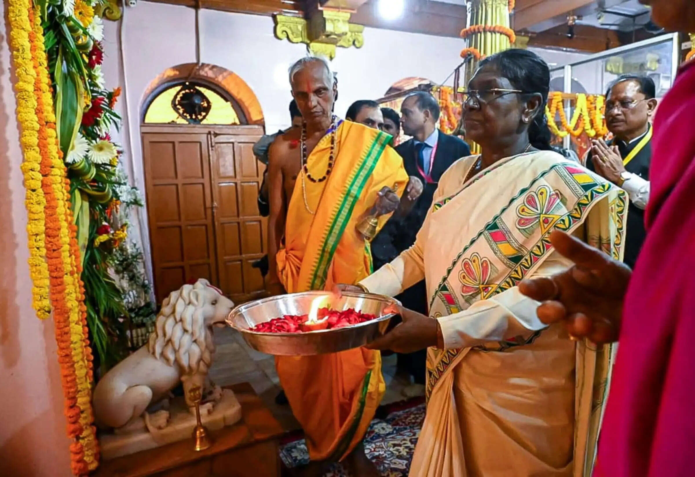 राष्ट्रपति ने माँ दंतेश्वरी मंदिर में पूजा-अर्चना कर देशवासियों के सुख-शांति और समृद्धि की कामना की