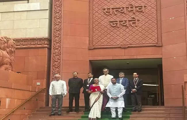 राष्ट्रपति से मुलाकात के बाद संसद पहुंची वित्तमंत्री, थोड़ी देर में पेश होगा बजट