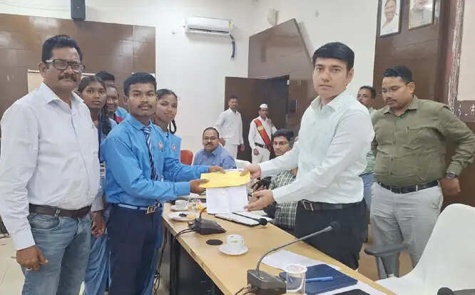 छिंदबहार स्कूल के छात्रों एवं शिक्षकों ने कलेक्टर को सौंपी राहत राशि