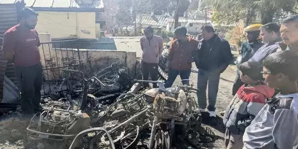 नैनीताल में भीषण अग्निकांड, 6 वाहन पेट्रोल टेंकों में धमाके के साथ हुए राख