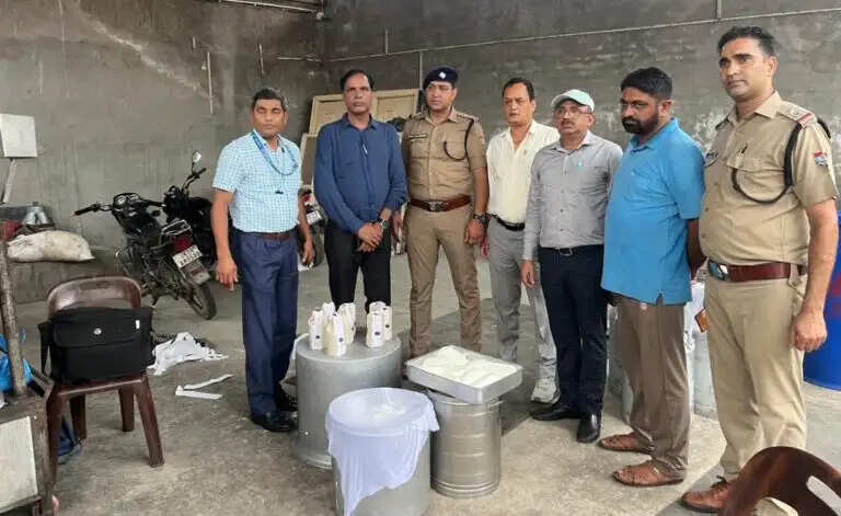 हरिद्वार में नकली पनीर फैक्ट्री पर छापा, 50 किलो पनीर पकड़ा