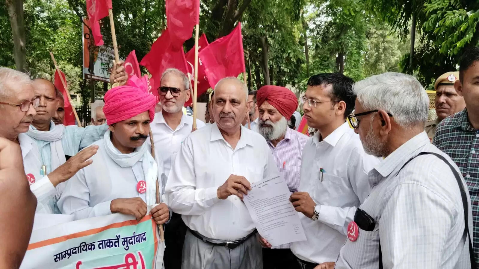 यमुनानगर: बढ़ती महंगाई के खिलाफ कम्युनिस्टों का जिला मुख्यालय पर प्रदर्शन