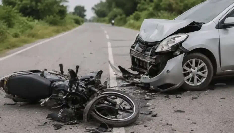 कार और बाइक की टक्कर में बाइक सवार की मौत,कार से शराब और बाइक से प्रतिबंधित मांस निकला