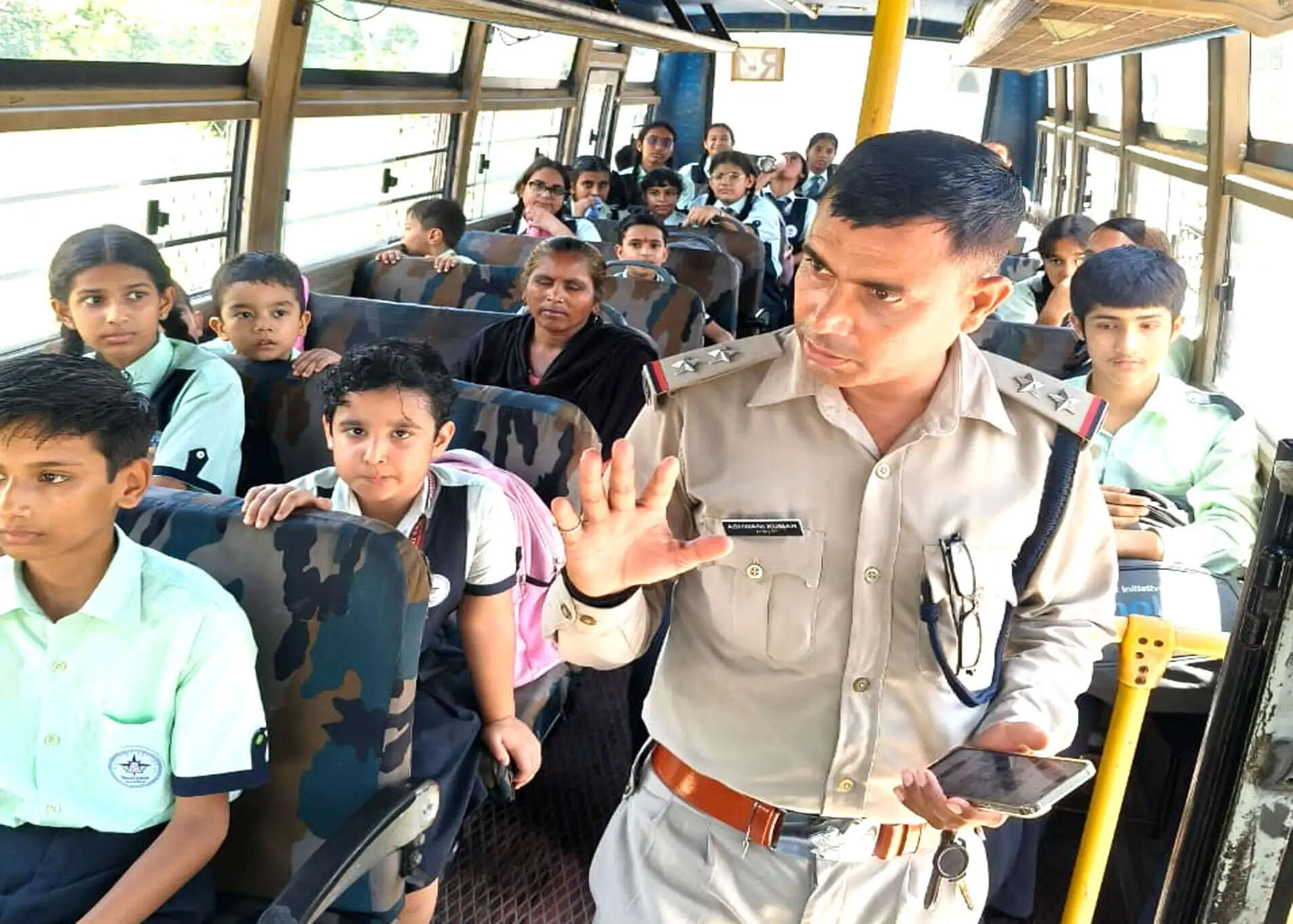 हरिद्वार में दूसरे दिन भी स्कूल वाहनों पर सख्ती, 45 का चालान