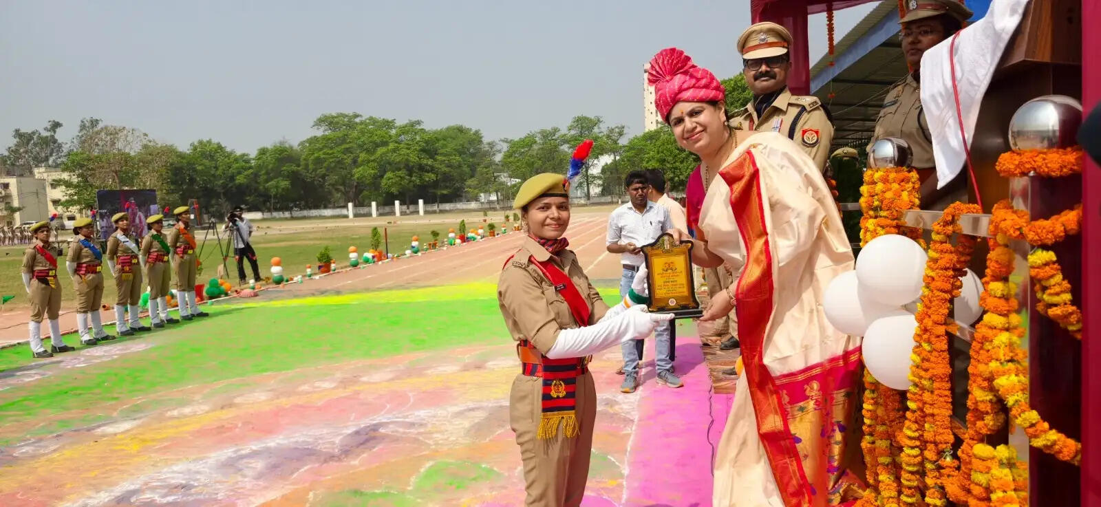 देवरिया पुलिस लाइन में 17 प्लाटूनों की पासिंग आउट परेड, 485 महिला रिक्रूट्स ने दिखाया कौशल