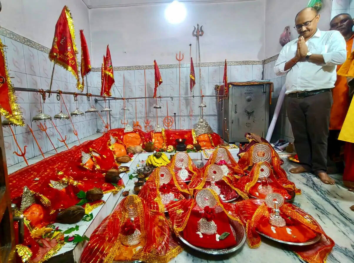 ग्राम महंत के मां चंडी दाई मंदिर में फिर सजा मां का दरबार, चोरी गए मुकुट-आभूषणों की हुई वापसी