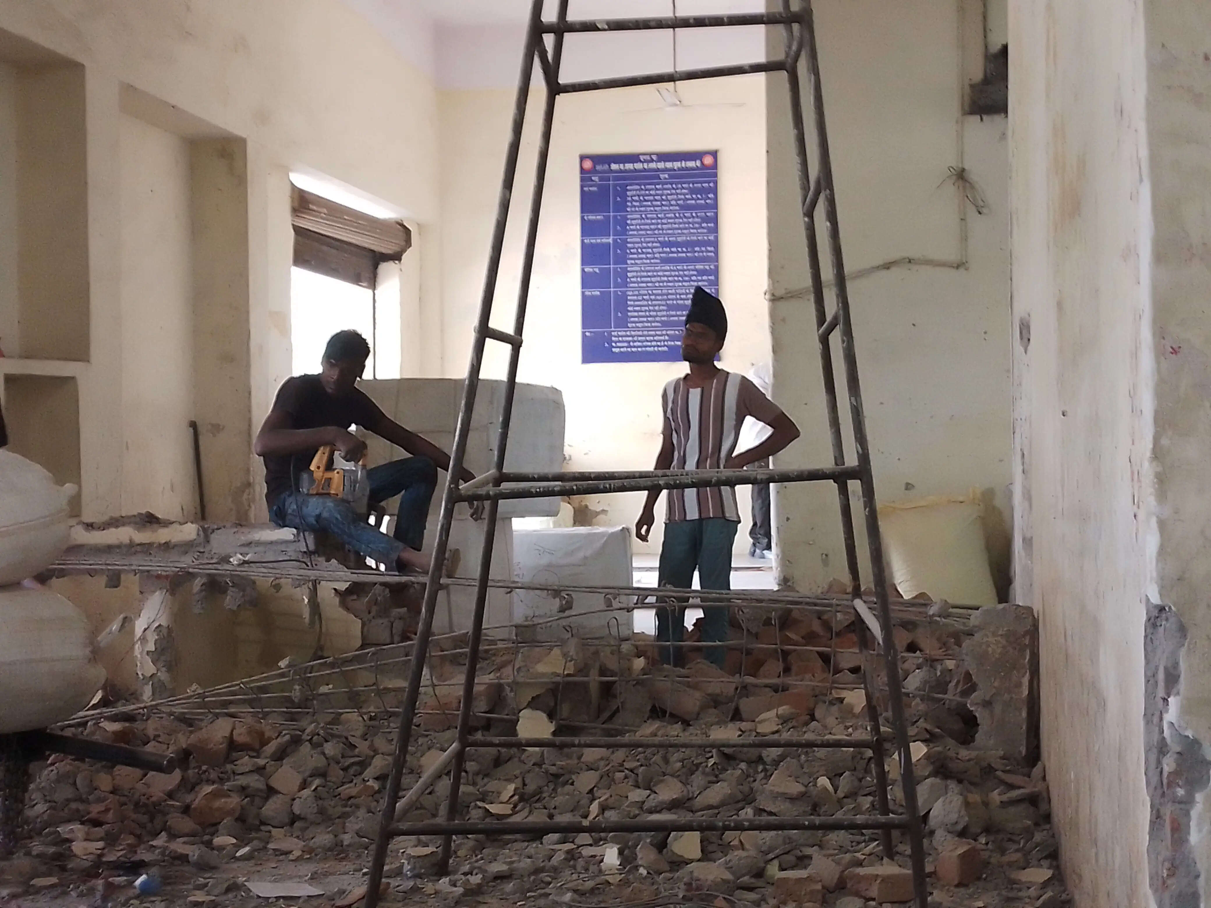 वाराणसी में पार्सल सामग्रियों के रखरखाव के लिए बन रहा बड़ा गोदाम