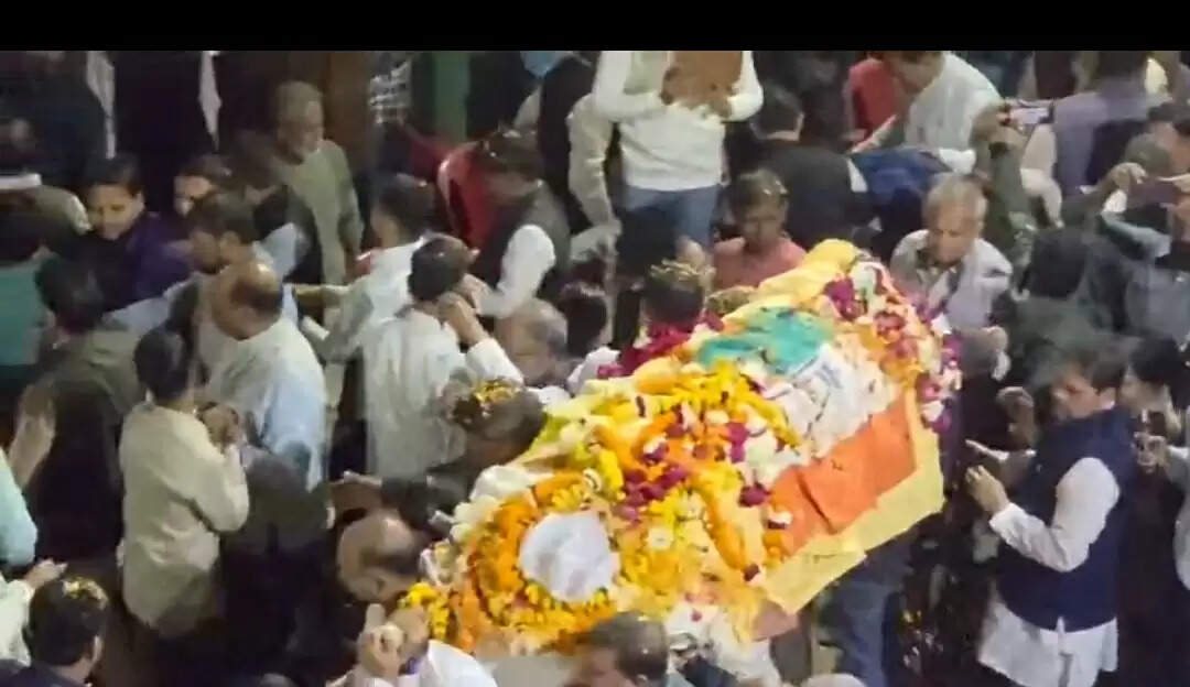 पूर्व मंत्री श्रीप्रकाश पंचतत्व में विलीन, बेटों ने दी मुखाग्नि— राजकीय सम्मान के साथ हुआ अंतिम संस्कार