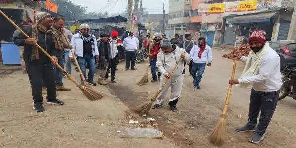 प्रधानमंत्री के आह्वान पर विधायक ने मिथिलांचल दुर्गा मंदिर की साफ-सफाई की