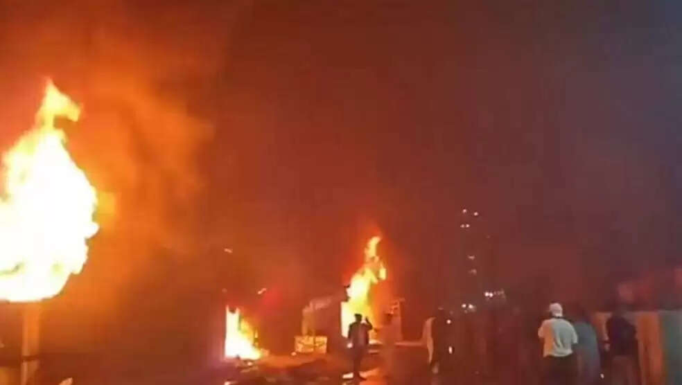 (अपडेट) कराची के शॉपिंग प्लाजा में भीषण आग, दमकलकर्मी समेत छह की मौत