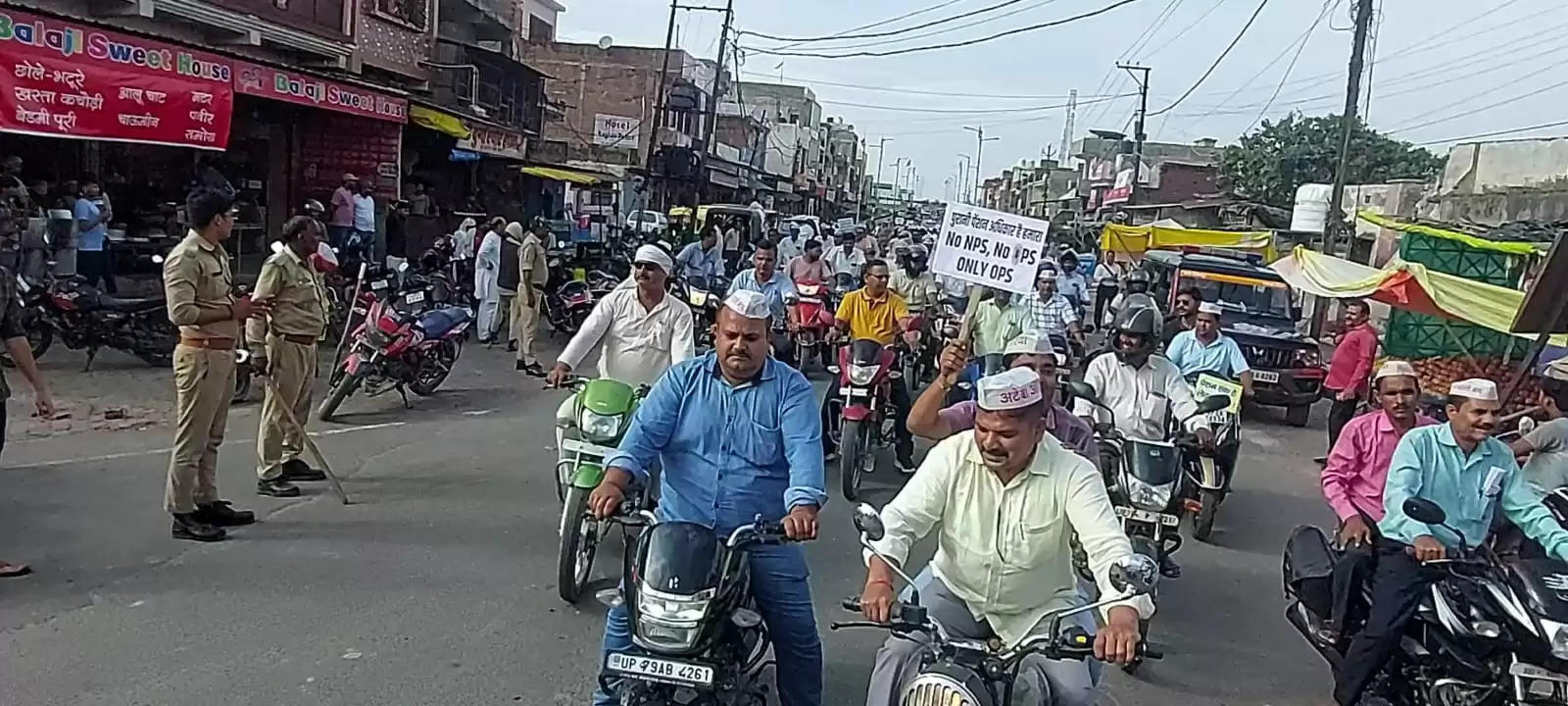 आक्रोश रैली निकालकर सैंकड़ों कर्मचारियों ने की पुरानी पेंशन की माँग