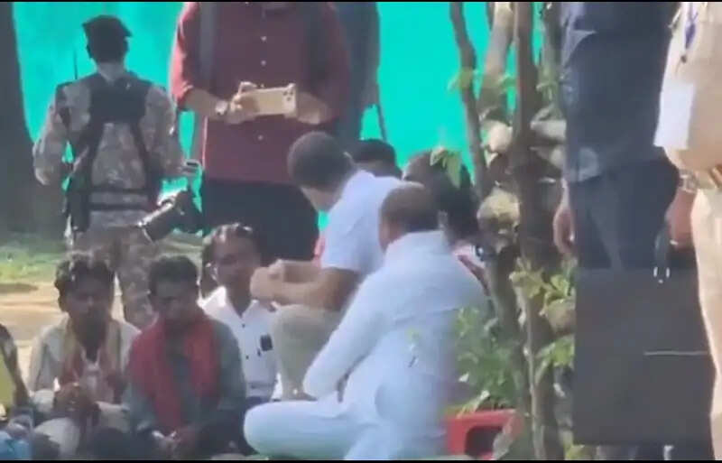 मप्र के बालाघाट पहुंचे राहुल गांधी, मृत आदिवासी बच्चों के परिजनों से कर रहे हैं मुलाकात