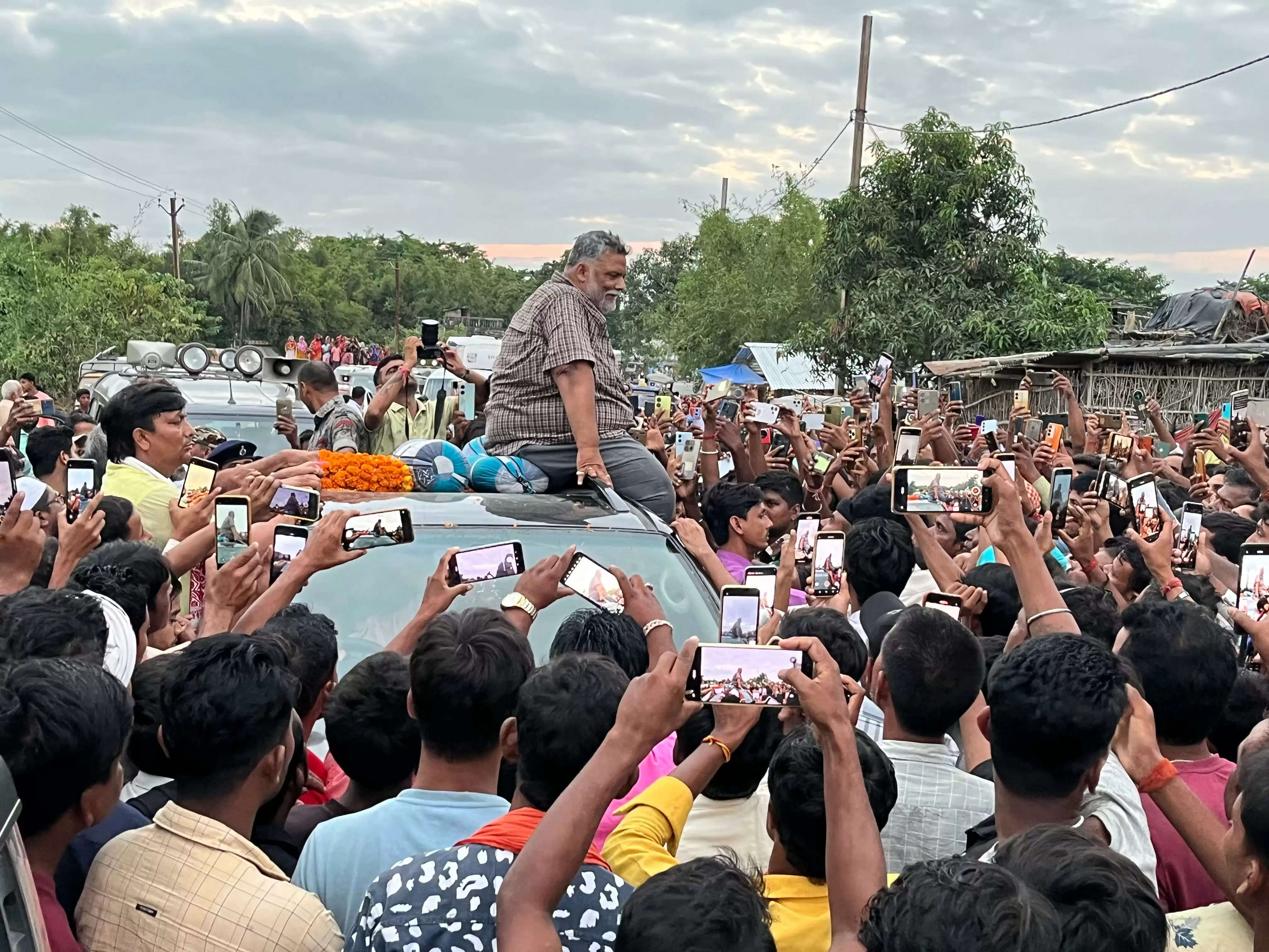 सांसद पप्पू यादव ने किया बाढ़ प्रभावित माला गांव का दौरा