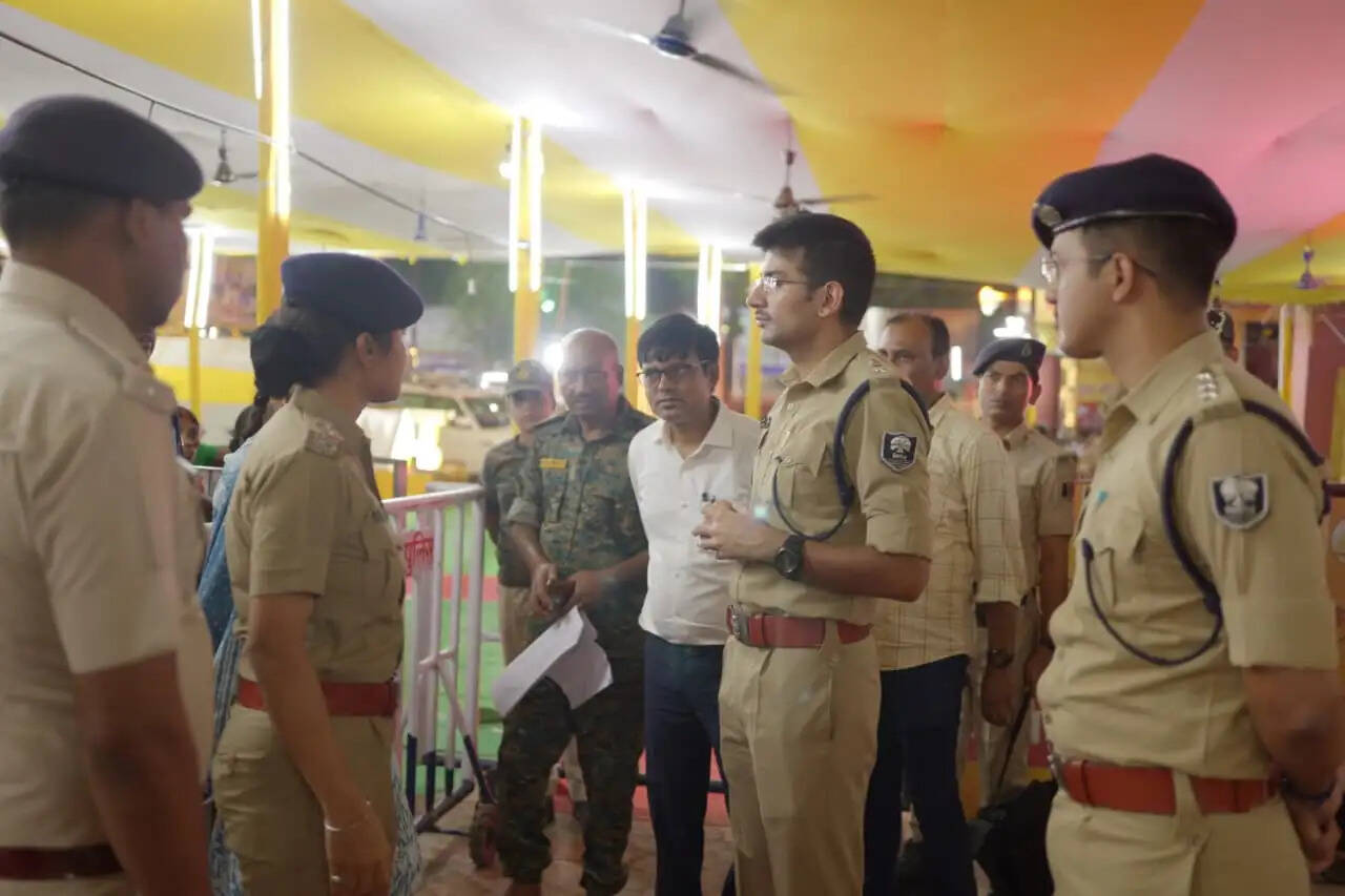 डीएम-एसपी ने किया ब्रह्मकुंड एवं मेला क्षेत्र का निरीक्षण