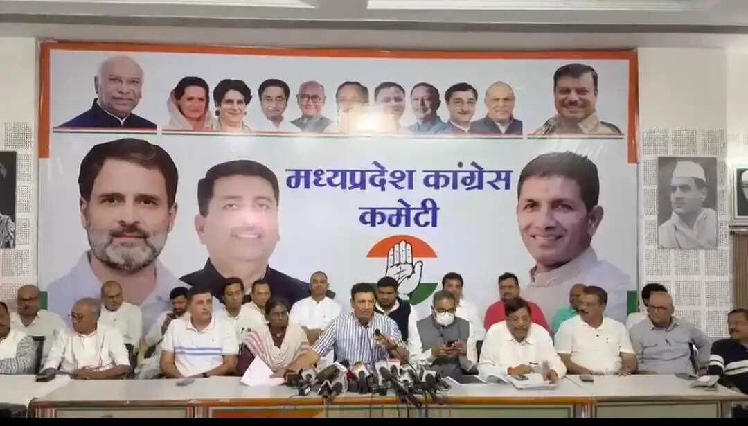 मीनाक्षी नटराजन का नामांकन रद्द, भोपाल में चुनाव आयोग कार्यालय के बाहर कांग्रेस&nbsp;नेताओं&nbsp;का&nbsp;धरना