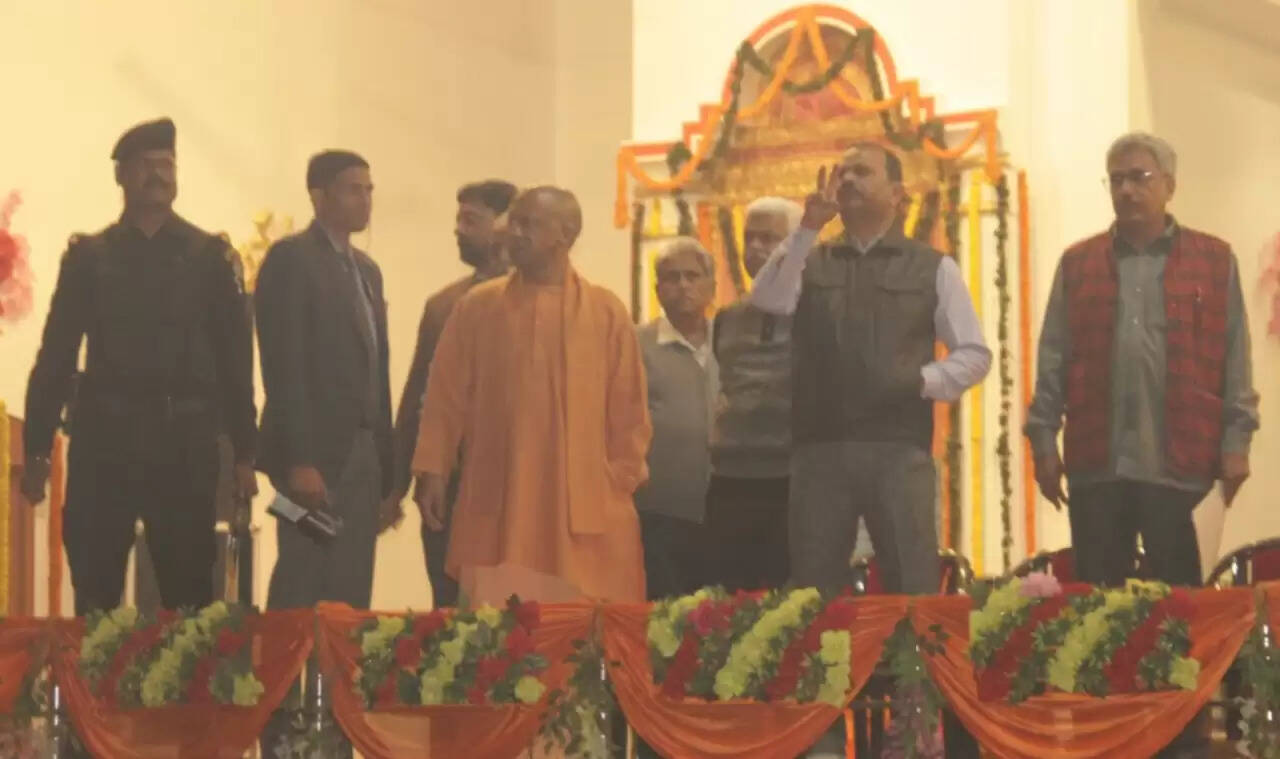 पूर्णतः शुद्ध मतदाता सूची बनवाने में योगदान दें भाजपा कार्यकर्ता : सीएम योगी