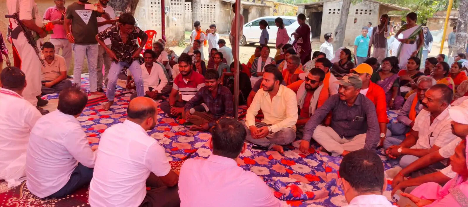 डीसी ऋतुराज ने आदिम जनजाति बिरहोर समुदाय से किया संवाद