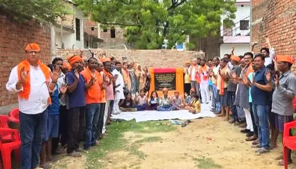 वाराणसी की कैंट विधानसभा में विधायक ने किया इंटरलॉकिंग सड़क निर्माण कार्य का शिलान्यास