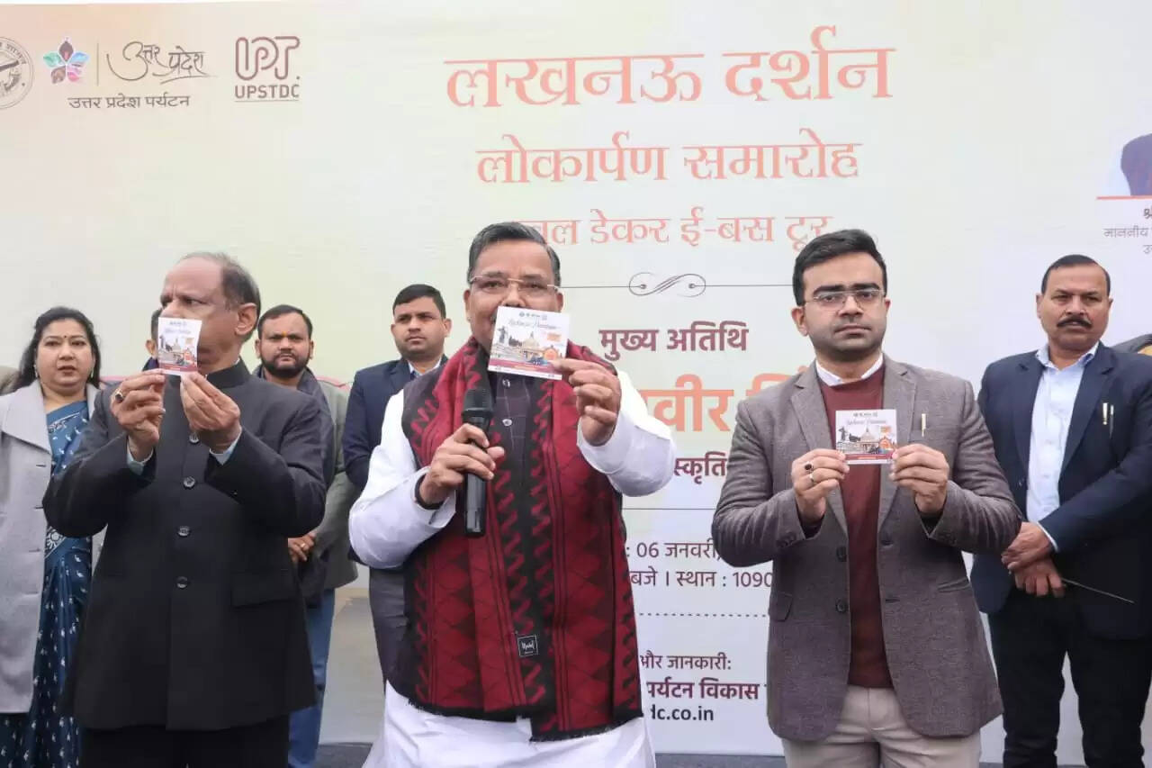 जयवीर सिंह ने 'लखनऊ दर्शन' इलेक्ट्रिक डबल डेकर बस को हरी झंडी दिखाकर रवाना किया