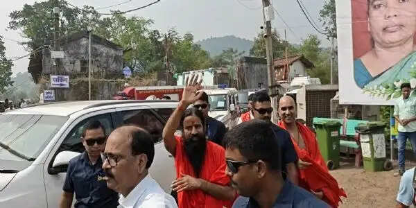 मुख्यमंत्री हेमंत सोरेन की मां के संस्कार भोज में पहुंचे योग गुरु बाबा रामदेव, रूपी सोरेन को दी श्रद्धांजलि