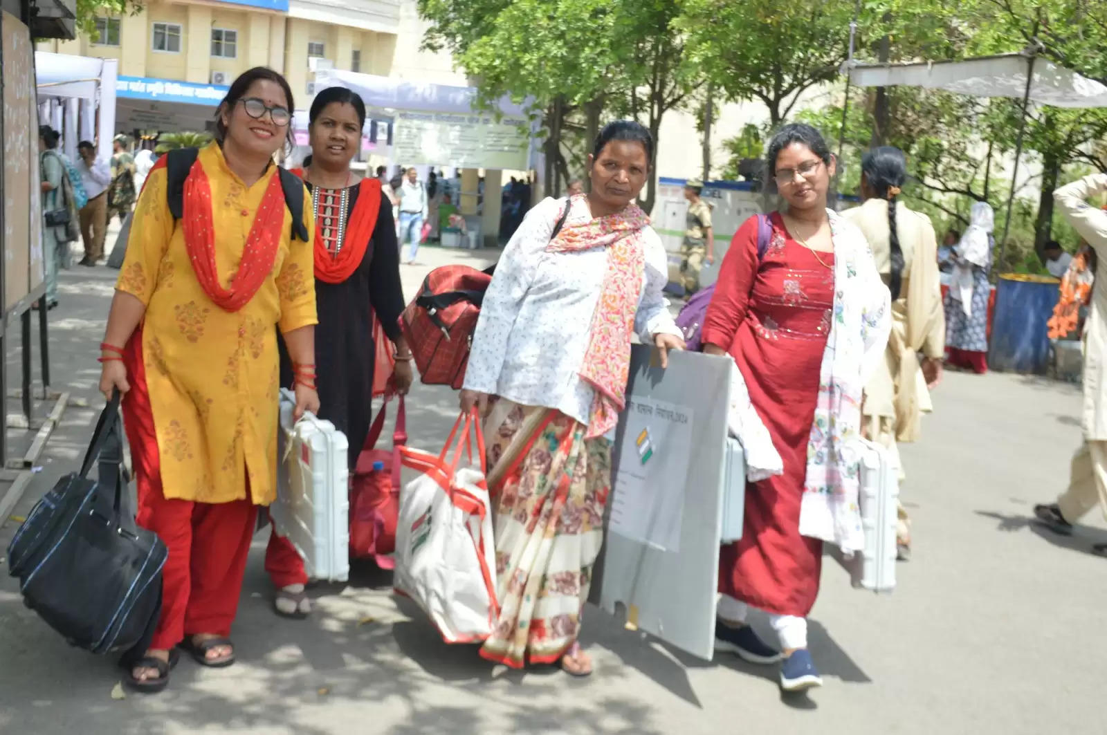 कोरबा: चेहरे पर लेकर मुस्कान, महिलाएं चली कराने मतदान, 279 बूथों में महिलाओं के हाथों होगी कमान